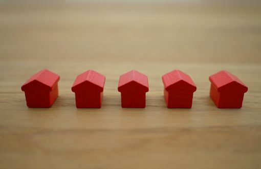 Počty volných bytů na trhu pořád klesají